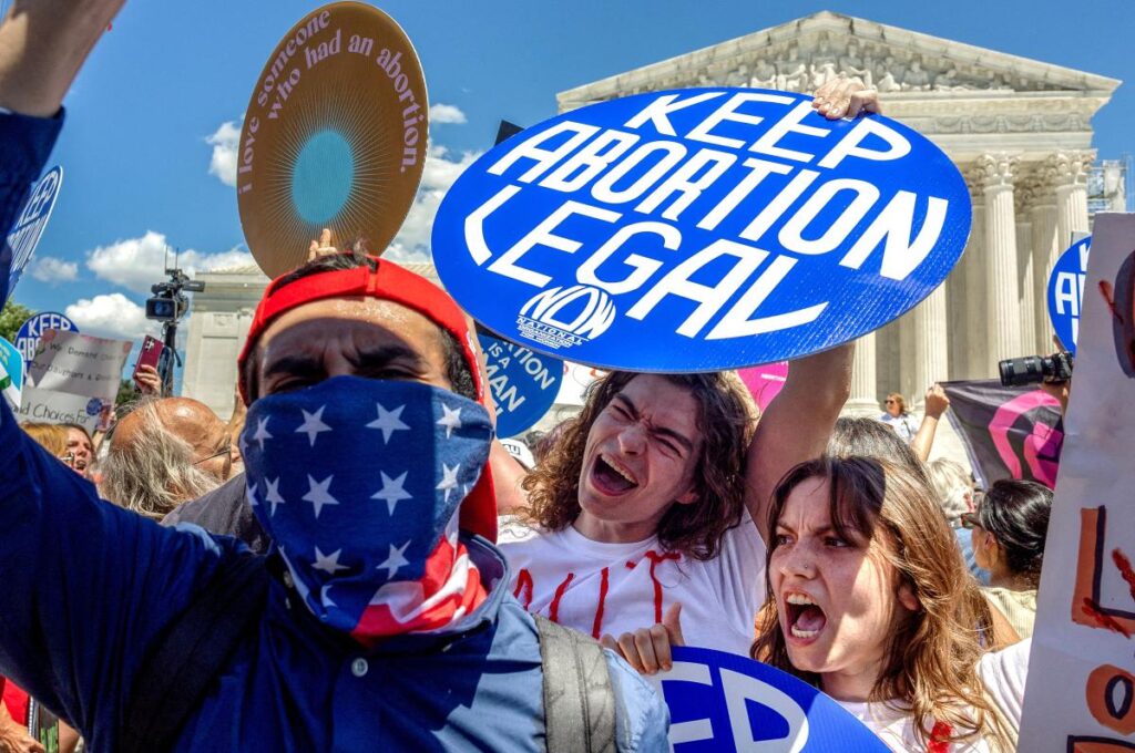 Anti-abortion and abortion rights protestors demonstrate on the anniversary of the decision by the United States Supreme to overturn Roe v. Wade, outside the U.S. Supreme Court, in Washington, U.S., June 24, 2024. REUTERS/Evelyn Hockstein